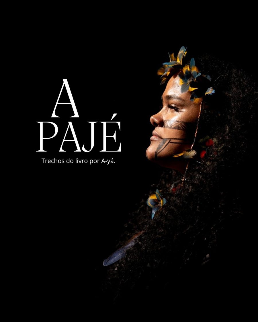 Arte de divulgação do livro A Pajé: perfil de A-yá com penas de arara no cabelo e pintura facial, sobre fundo preto, com o título A Pajé